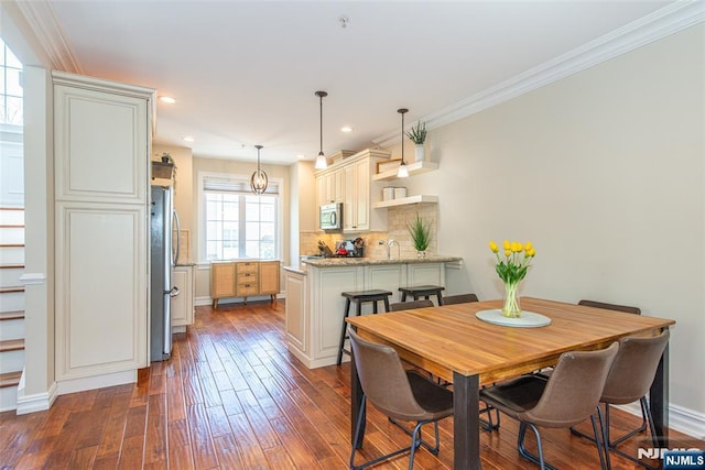 dining room with crown molding, recessed lighting, baseboards, and dark wood-style flooring