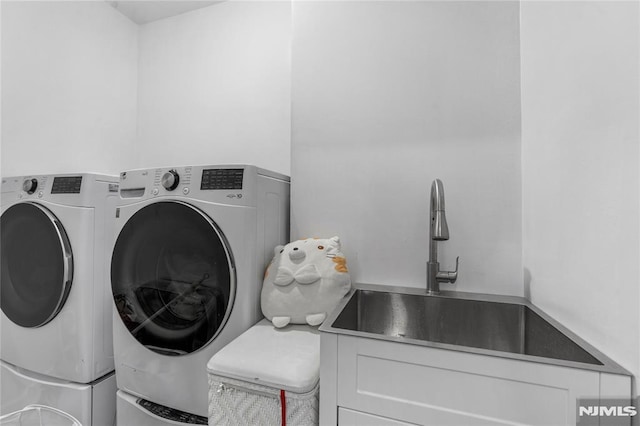 laundry area featuring a sink, laundry area, and washing machine and dryer