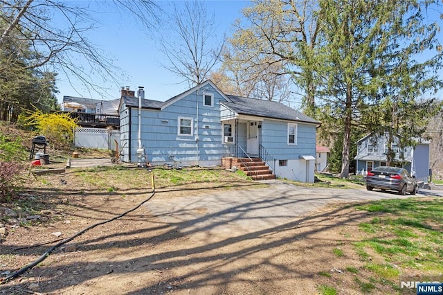 view of front of property featuring aphalt driveway