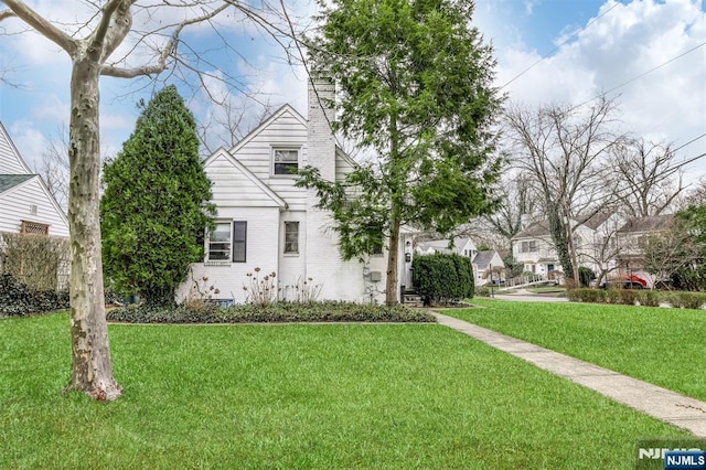 view of front of home featuring a front lawn