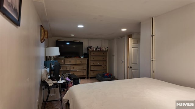 bedroom featuring carpet flooring and recessed lighting