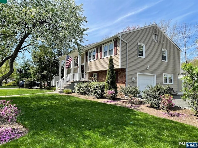 view of front of home featuring a front yard and a garage