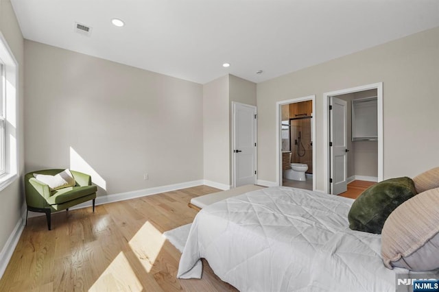 bedroom with light wood finished floors, recessed lighting, visible vents, and baseboards