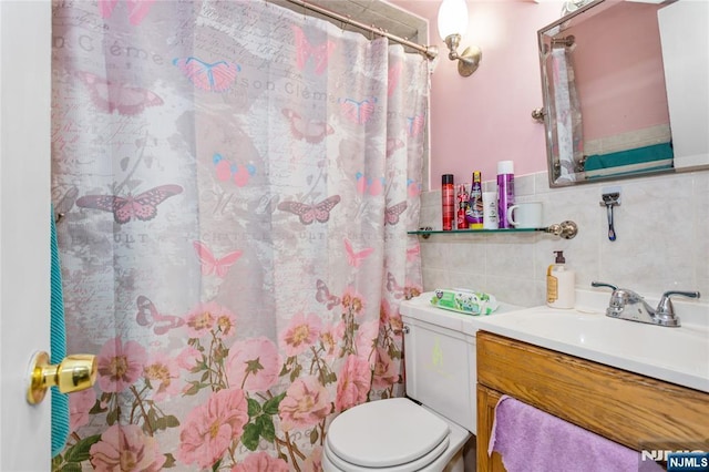 full bathroom featuring toilet, tile walls, a shower with shower curtain, and vanity