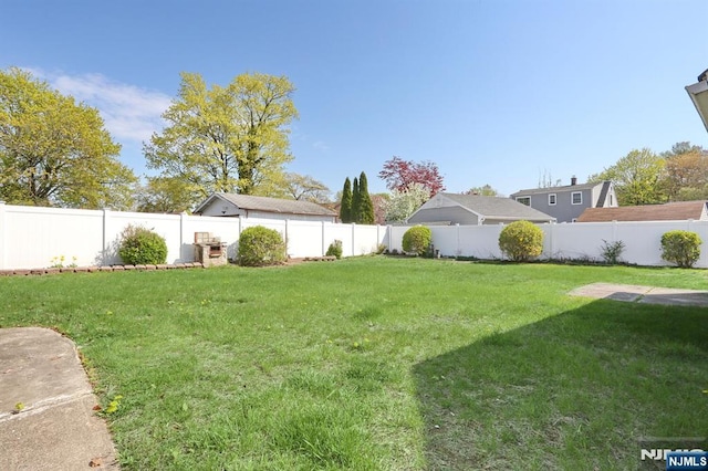 view of yard featuring a fenced backyard