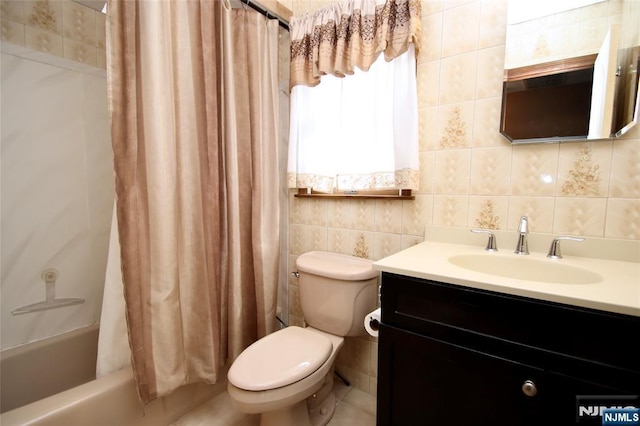 full bathroom featuring tile walls, backsplash, toilet, vanity, and shower / tub combo with curtain