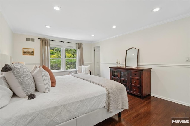 bedroom featuring wood finished floors, visible vents, crown molding, and recessed lighting