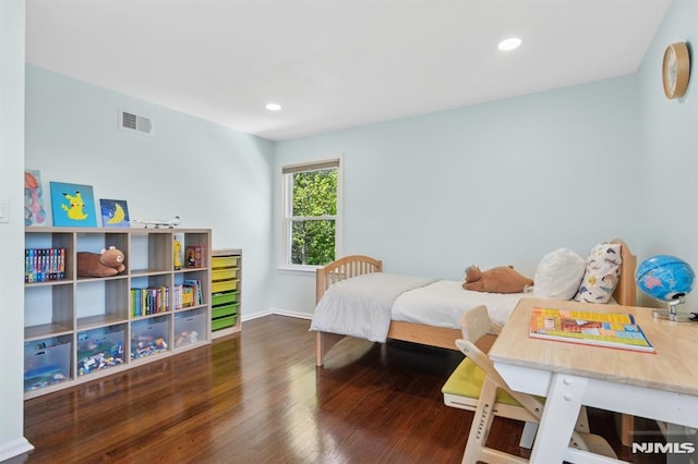 bedroom with wood finished floors, visible vents, recessed lighting, and baseboards