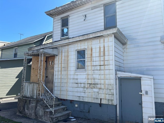 view of front of property featuring crawl space