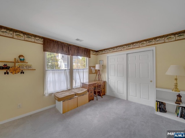 6 Knollwoods, Oakland, NJ 07436 - sitting room with visible vents and carpet flooring