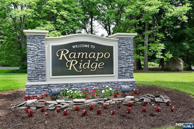 community sign featuring a yard