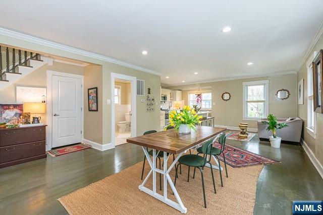 dining area featuring recessed lighting, crown molding, dark wood finished floors, and baseboards