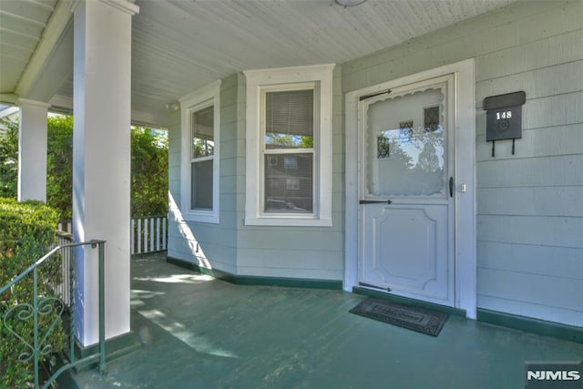 doorway to property with covered porch