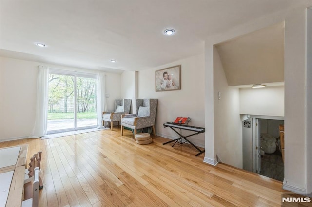 sitting room featuring light wood-style floors, recessed lighting, and baseboards