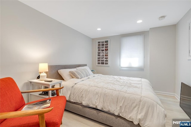 bedroom featuring light wood-style floors, baseboards, and recessed lighting