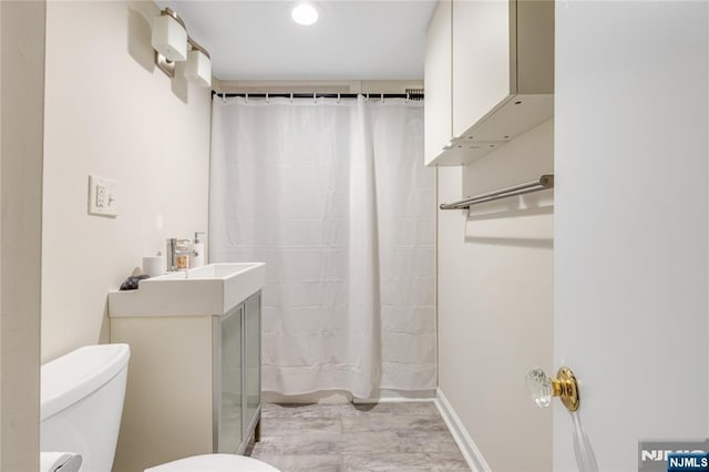 full bathroom with vanity, baseboards, toilet, and a shower with curtain