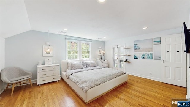 bedroom with recessed lighting, baseboards, visible vents, and light wood-style flooring