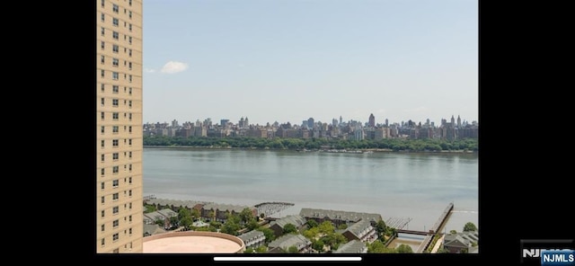water view featuring a city view