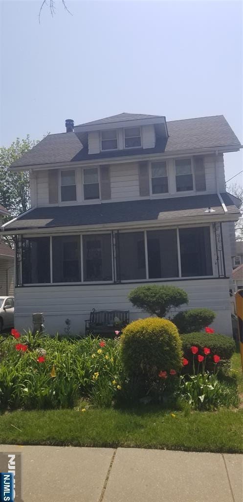 view of front of house featuring a shingled roof