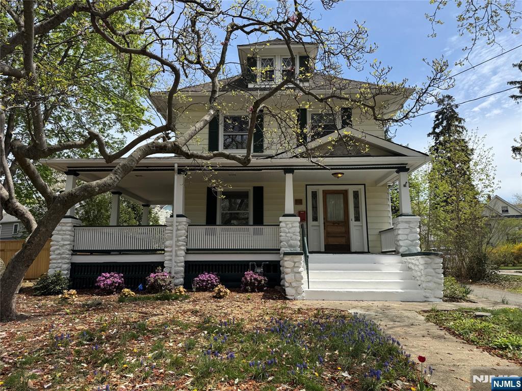 view of front of home featuring covered porch