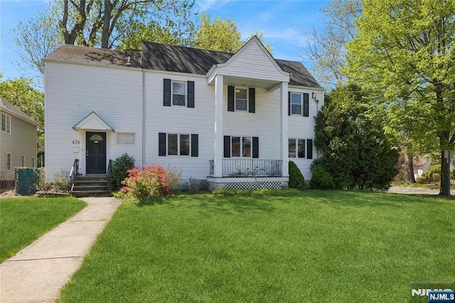 view of front of house featuring a front lawn