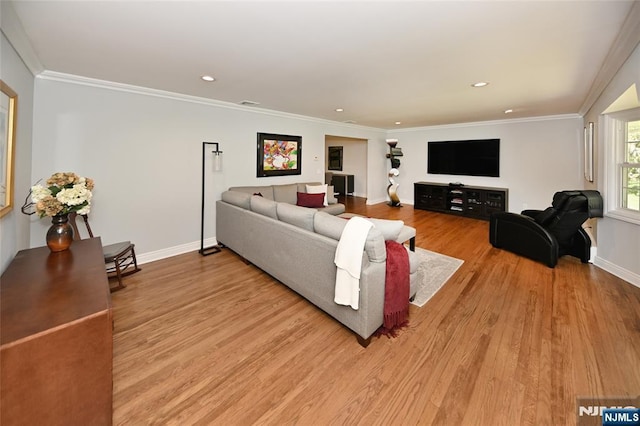 living area with light wood-type flooring, recessed lighting, baseboards, and crown molding