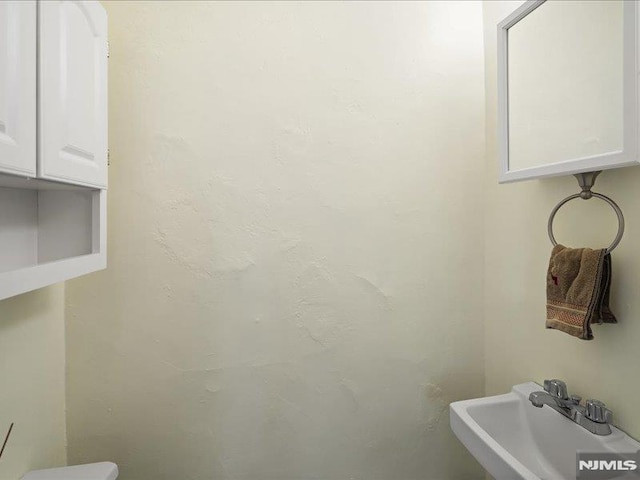 bathroom featuring a sink