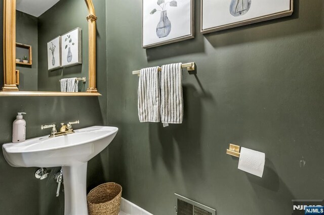 bathroom featuring visible vents