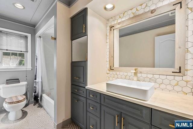 full bath with vanity, recessed lighting, backsplash, and toilet