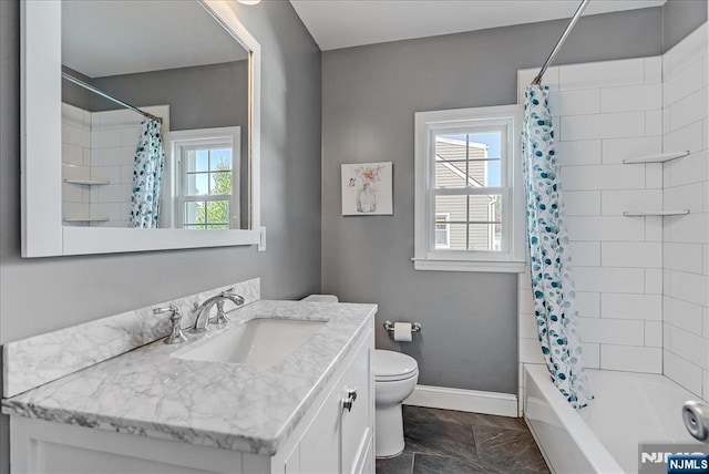 full bathroom featuring toilet, baseboards, shower / tub combo with curtain, and vanity