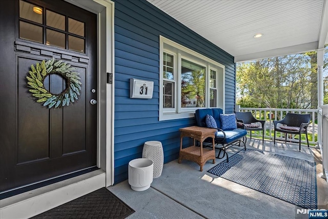 entrance to property featuring covered porch