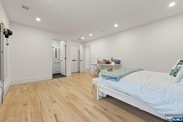 bedroom with light wood-style floors, baseboards, recessed lighting, and visible vents