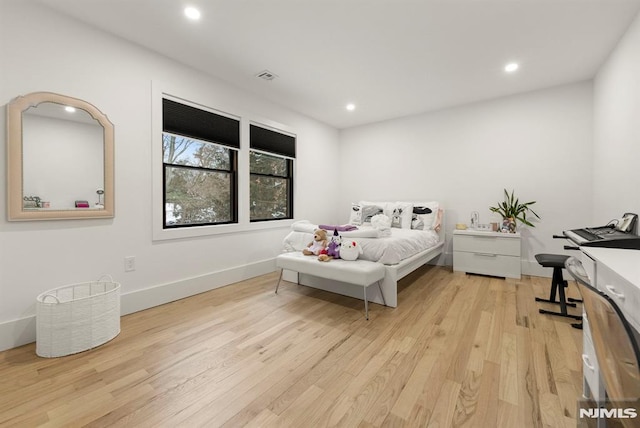 bedroom with light wood-style floors, recessed lighting, baseboards, and visible vents