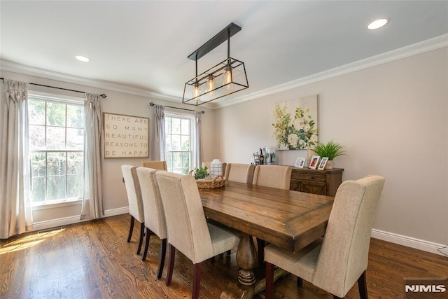 dining area featuring baseboards, ornamental molding, visible vents, and a notable chandelier