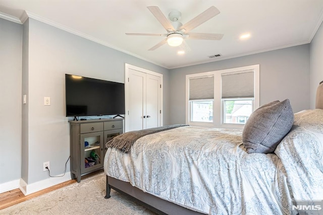 bedroom featuring visible vents, ornamental molding, baseboards, and a ceiling fan