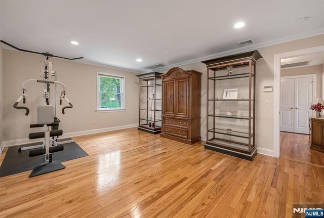 workout area with visible vents, baseboards, ornamental molding, recessed lighting, and light wood-style flooring