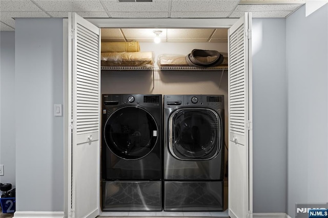 laundry area featuring laundry area, baseboards, visible vents, and washing machine and clothes dryer