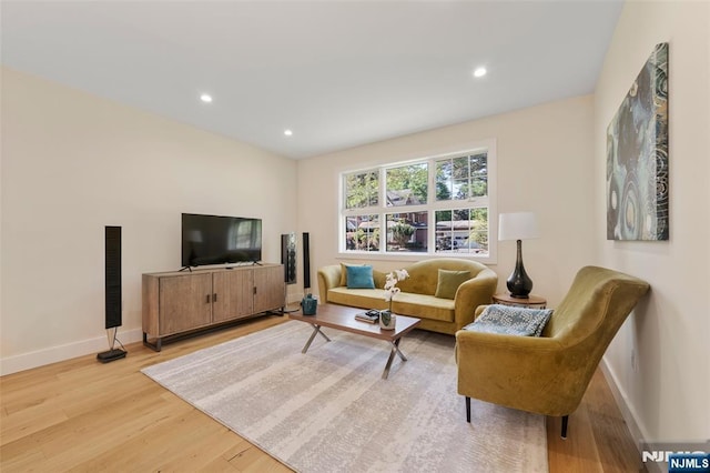 living area with light wood-style floors, recessed lighting, and baseboards
