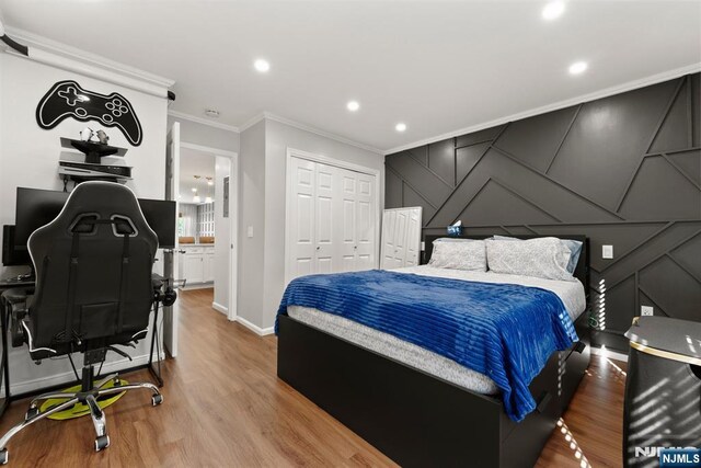 bedroom with crown molding, wood finished floors, baseboards, a closet, and recessed lighting