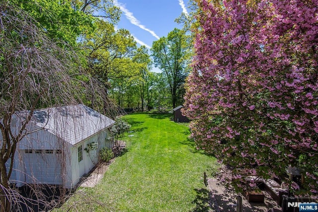 view of yard featuring an outbuilding