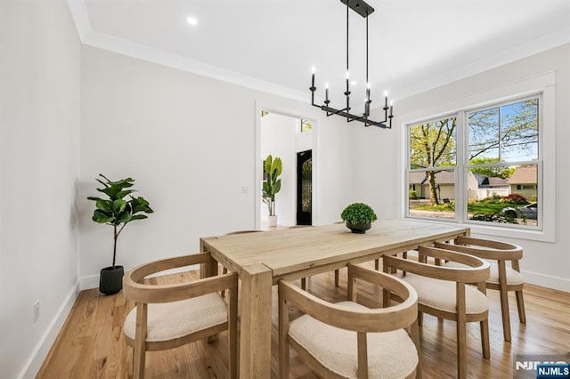 dining area with crown molding, light wood finished floors, a chandelier, recessed lighting, and baseboards