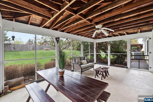 sunroom / solarium featuring an outdoor living space and a ceiling fan