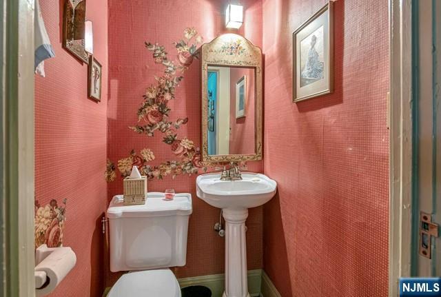 2 Wierimus Ln, Hillsdale, NJ 07642 - bathroom with toilet