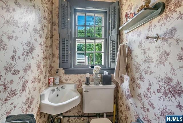 2 Wierimus Ln, Hillsdale, NJ 07642 - bathroom featuring a sink and wallpapered walls