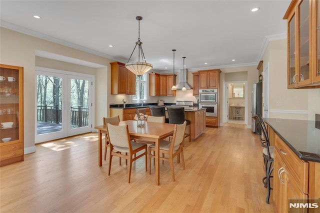 dining space with light wood-style floors, recessed lighting, baseboards, and crown molding