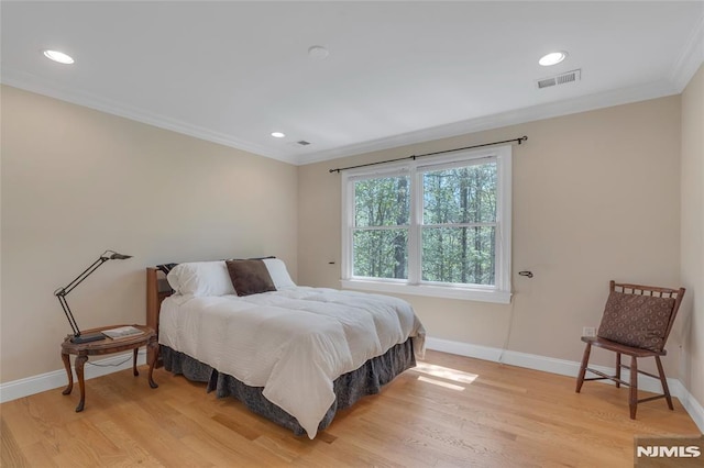 bedroom with crown molding, recessed lighting, baseboards, light wood-type flooring, and visible vents