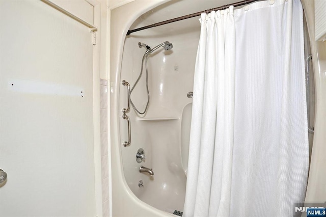 bathroom with shower / tub combo
