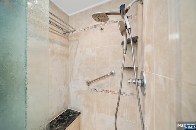 bathroom featuring a tile shower