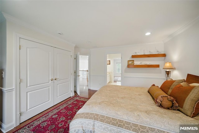 143 S Glen Rd, Kinnelon Borough, NJ 07405 - bedroom with ensuite bath, wood finished floors, a closet, ornamental molding, and recessed lighting