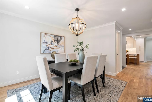 dining room featuring crown molding, a notable chandelier, recessed lighting, baseboards, and light wood-type flooring